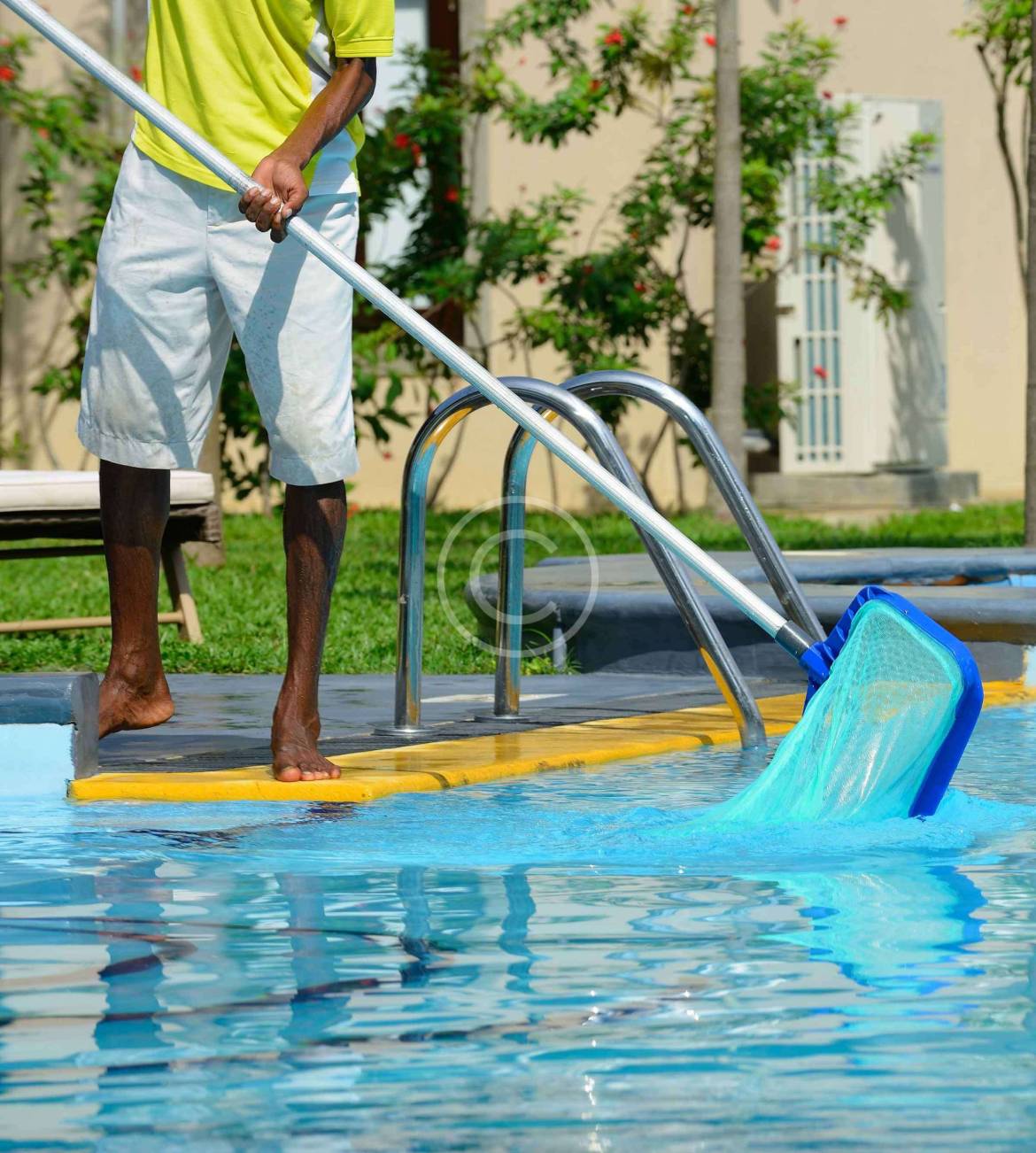 How to clean a swimming pool